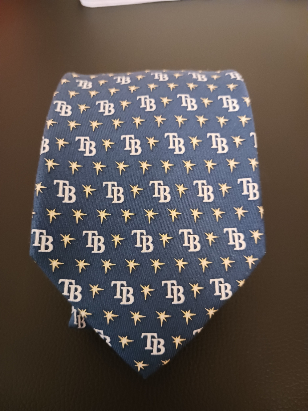 VINEYARD VINES Men' Silk Necktie USA Desiner All Over TB Logos & Gold Stars